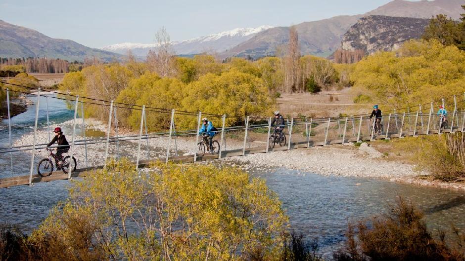 Experience Wanaka’s breathtaking scenic beauty at your own pace with Wanaka Bike Tours, Enjoy this beautiful family-friendly 30km ride on an e-bike.
